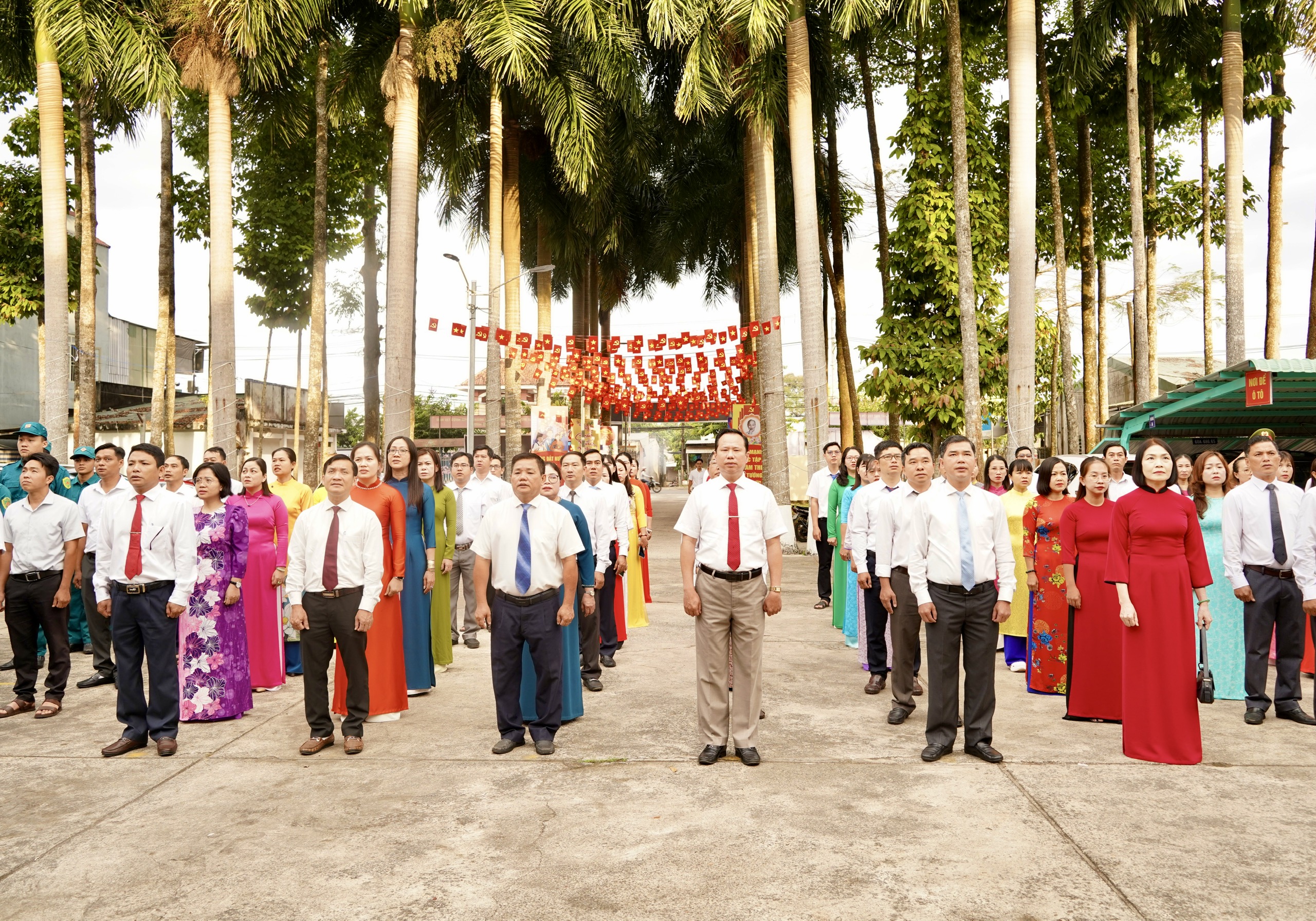 PHƯỜNG HÀNG GÒN TỔ CHỨC CHÀO CỜ ĐẦU TUẦN VÀ TUYÊN DƯƠNG GƯƠNG NGƯỜI TỐT, VIỆC TỐT.