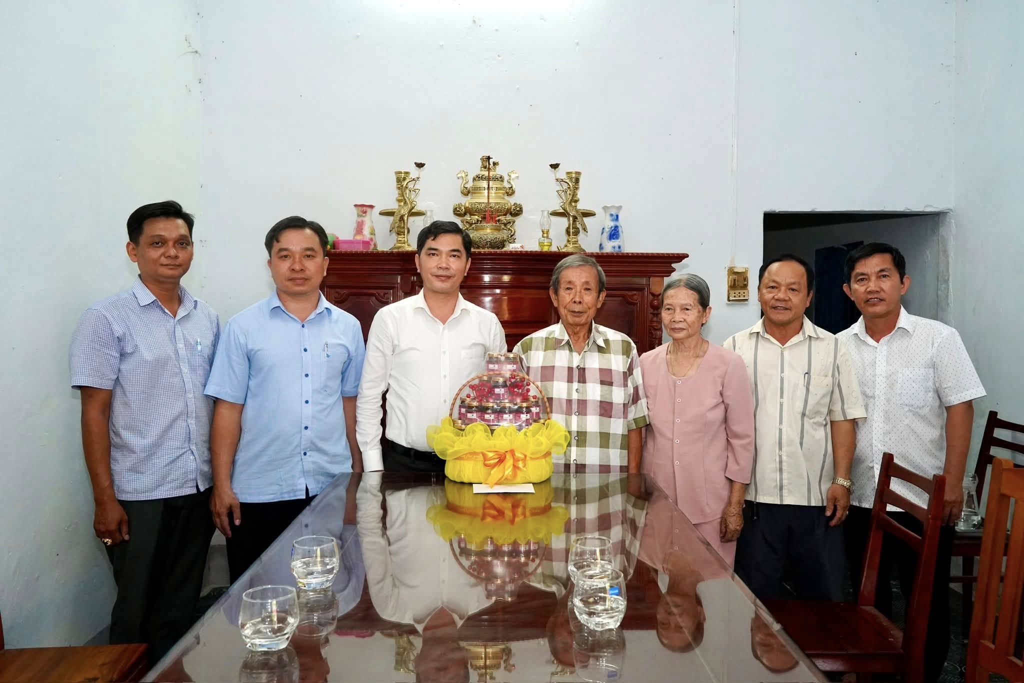 Đồng chí Đỗ Chánh Quang-Phó Bí thư Thường trực Đảng ủy cùng thành viên đoàn thăm, tặng quà cho Người có công dịp lễ 30/4