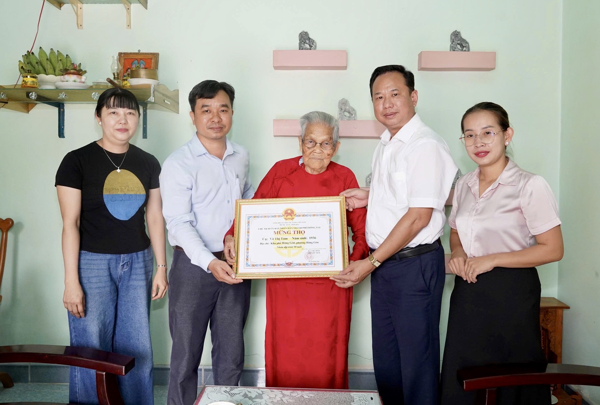 PHƯỜNG HÀNG GÒN TỔ CHỨC THĂM HỎI, CHÚC THỌ NGƯỜI CAO TUỔI TRÊN ĐỊA BÀN PHƯỜNG.