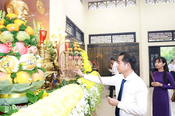 Phó Bí thư Tỉnh ủy, Trưởng ban Tổ chức Tỉnh ủy Thái Bảo dâng hương Chủ tịch Hồ Chí Minh trong nhà thờ tại Nghĩa trang liệt sĩ tỉnh. Ảnh: Công Nghĩa