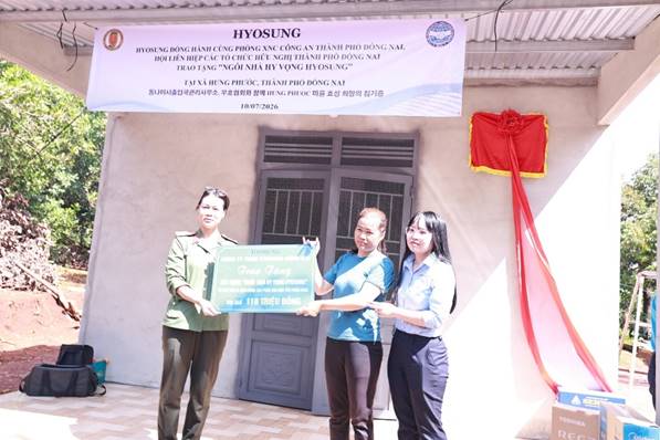 Có thể là hình ảnh về một hoặc nhiều người và văn bản