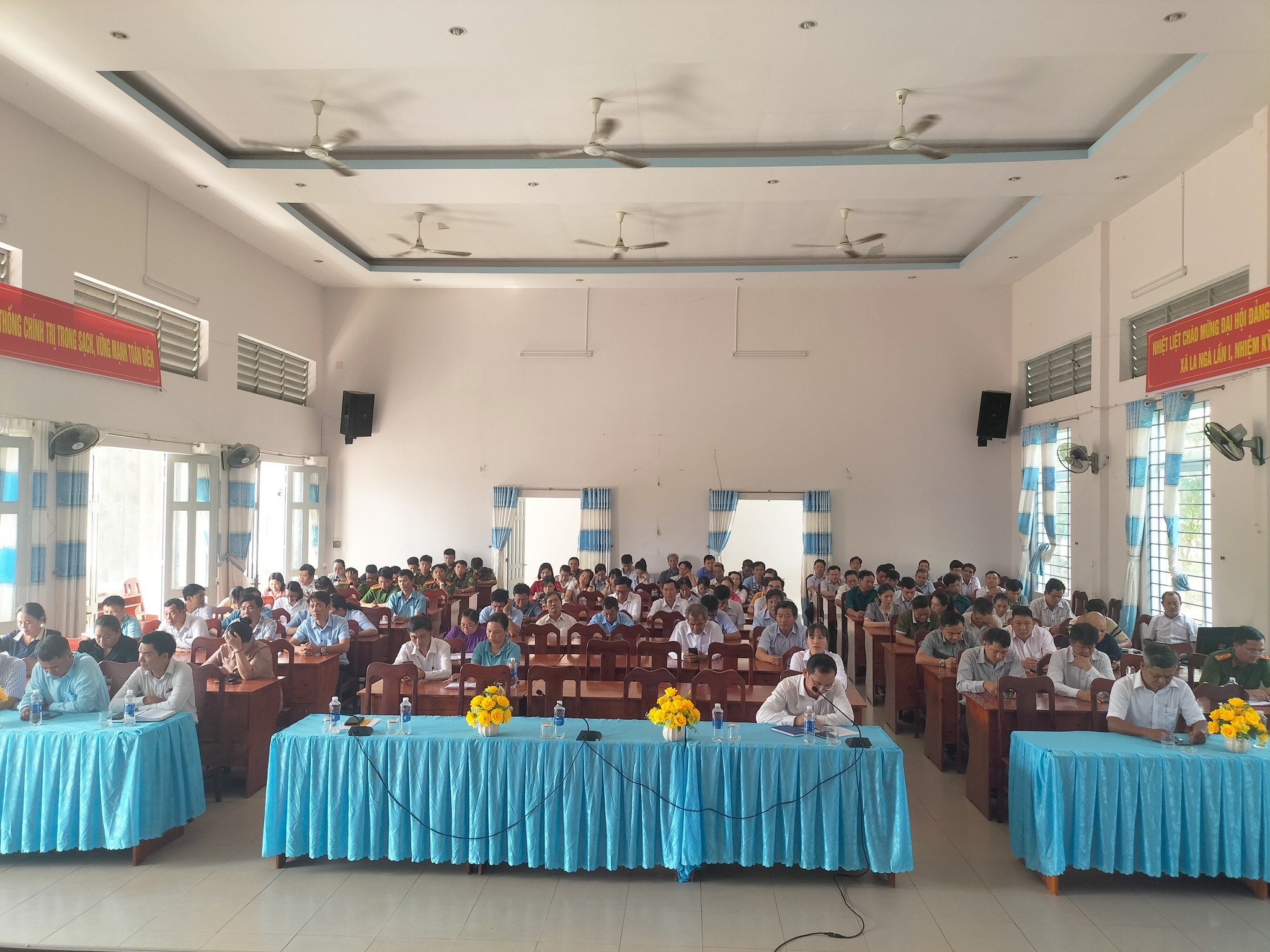 Hội nghị sơ kết một tháng vận hành chính quyền địa phương 2 cấp xã La Ngà