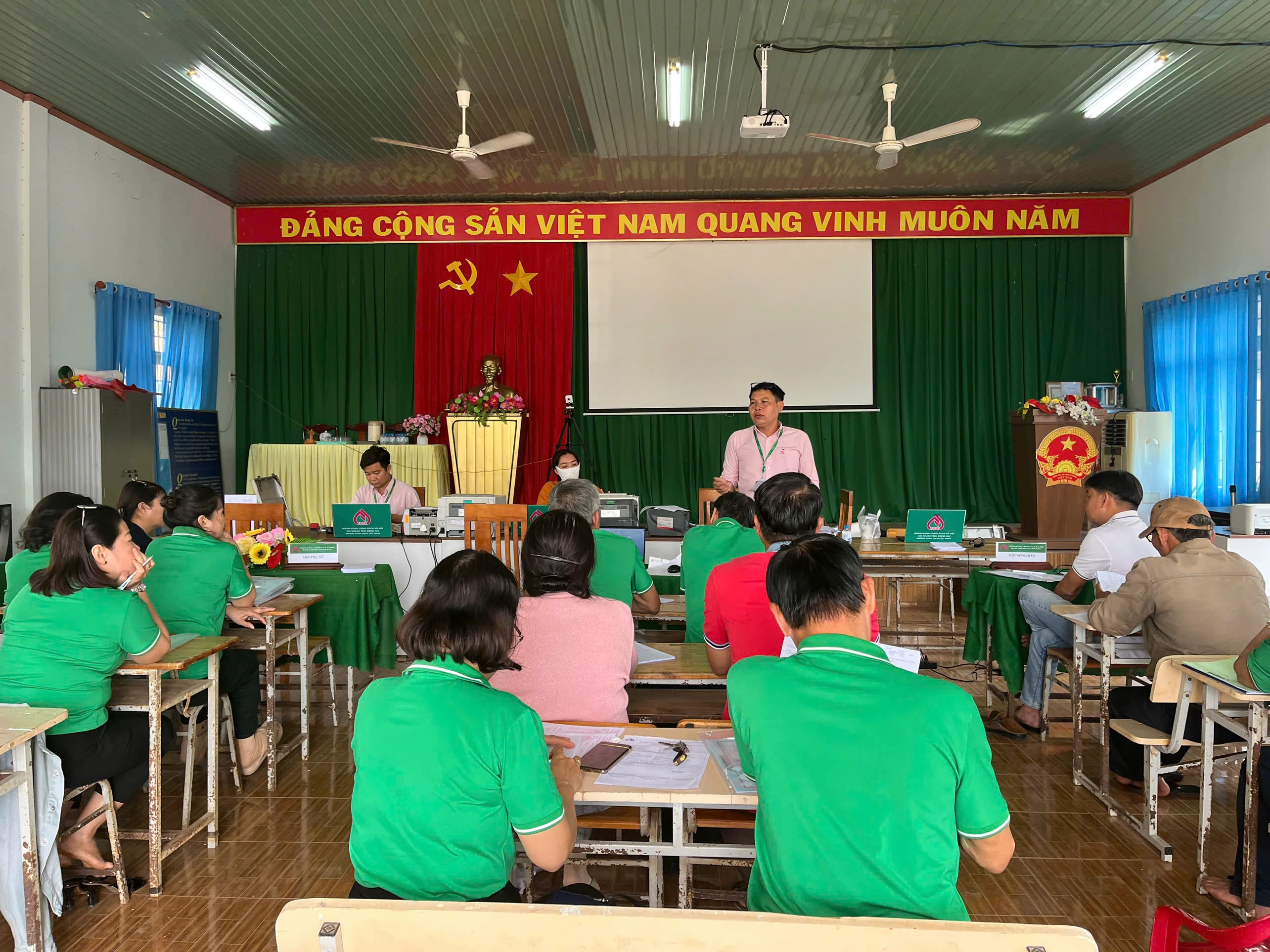 Toàn cảnh phiên giao dịch