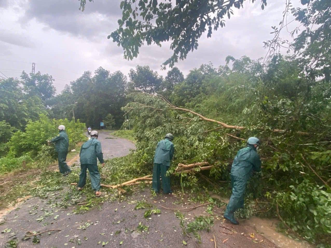 Hình ảnh chiến sĩ dân quân đang khắc phục hậu quả sau cơn mưa lớn kéo dài