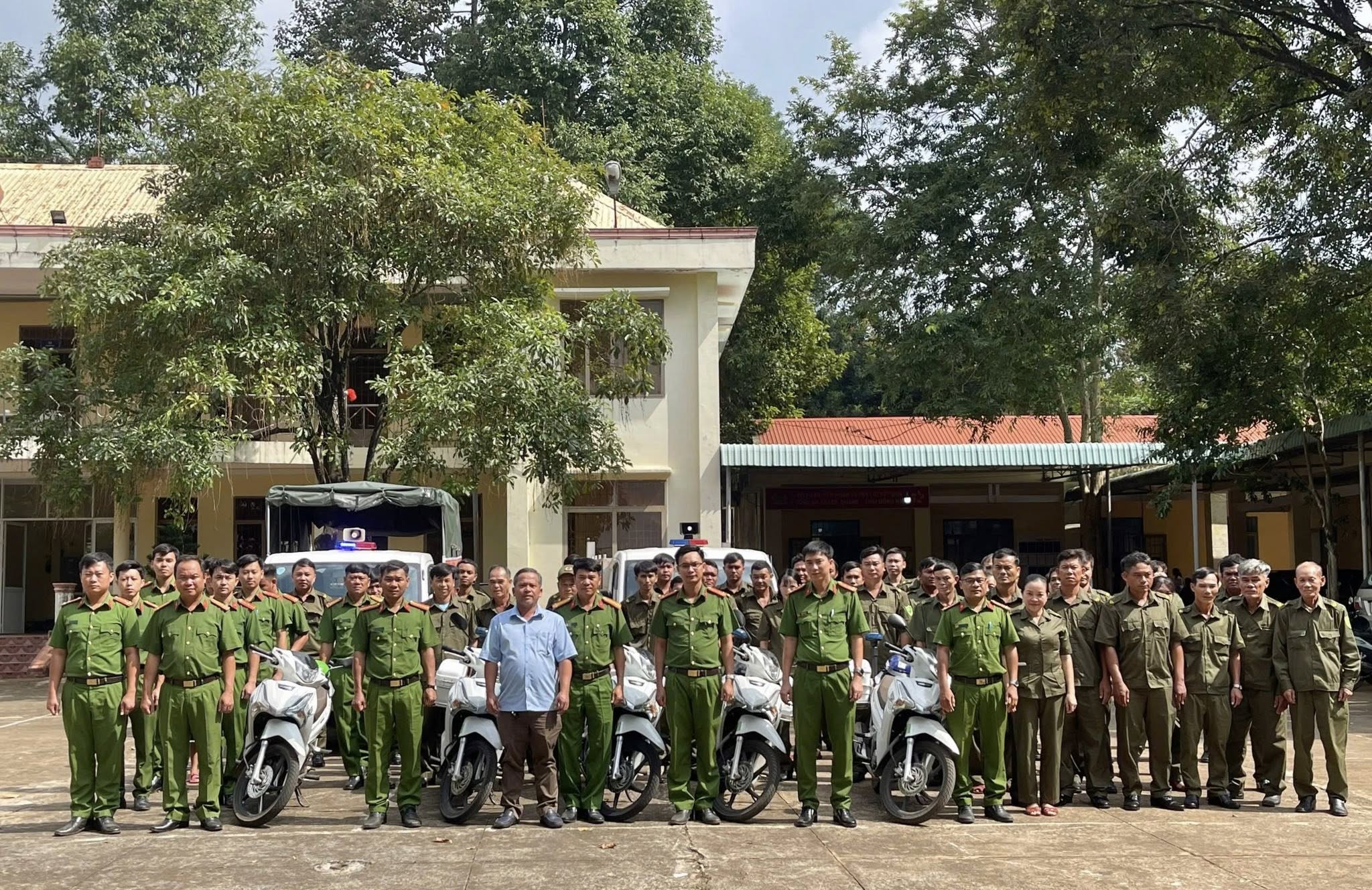 Hình ảnh Cán bộ chiến sĩ Công an xã Lộc Quang tại buôi ra quân