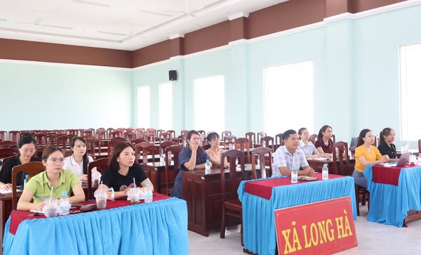 xã Long Hà dự tập huấn sử dụng hệ thống thông tin giải quyết thủ tục hành chính và hệ thống quản lý văn bản, điều hành công việc.