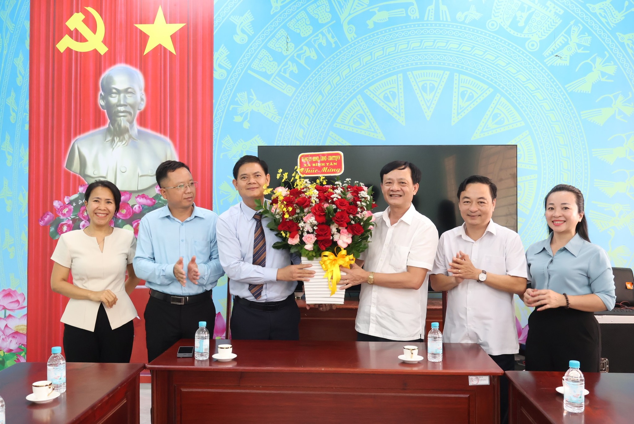 2 xã Long Hà-Bình Tân trao đổi kinh nghiệm trong vận hành bộ máy chính quyền mới.