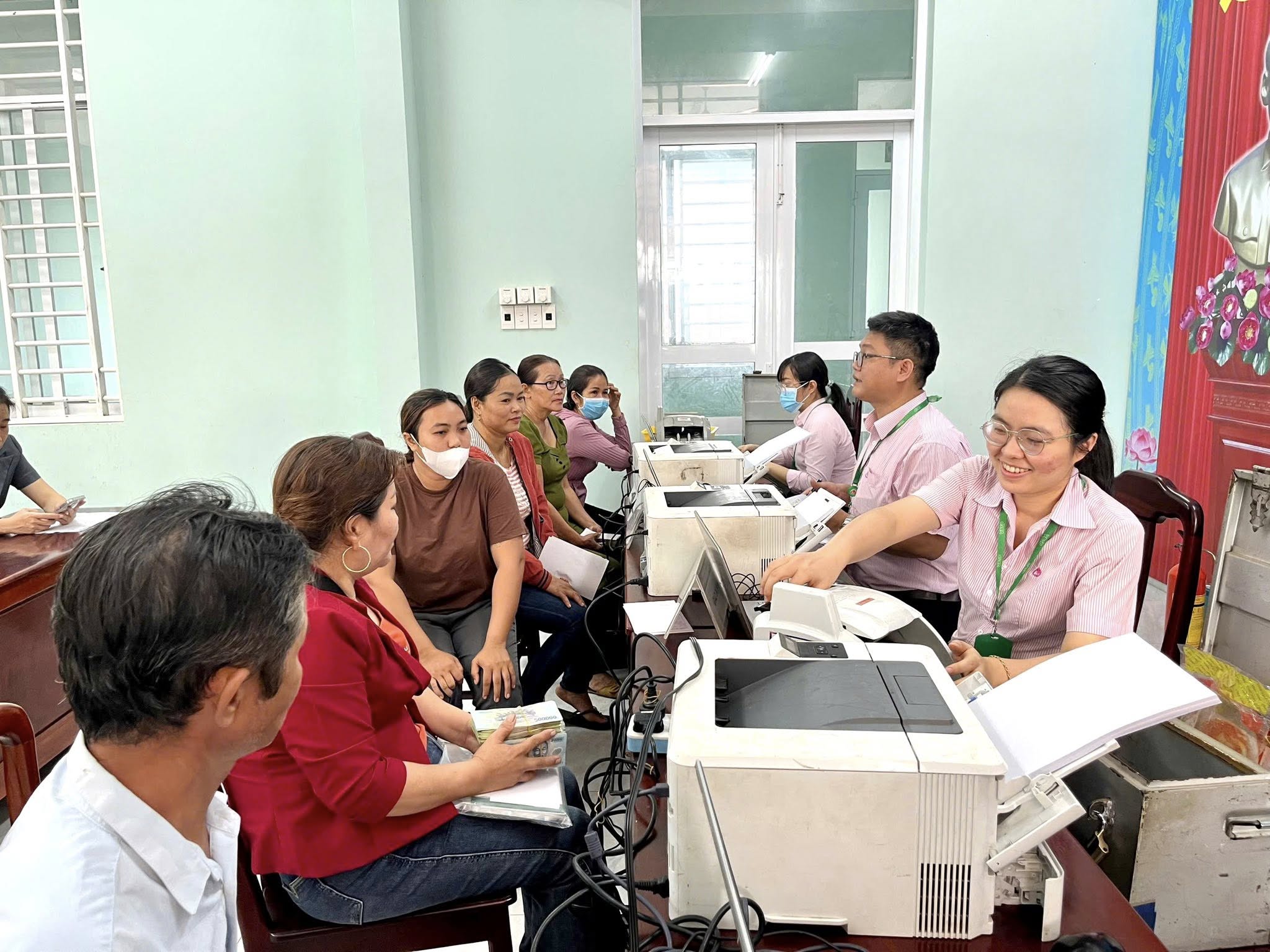 Xã Long Hà thực hiện phiên giao dịch đầu tiên của phòng giao dich Ngân hàng Chính sách Xã hội Phú Riềng tỉnh Đồng Nai