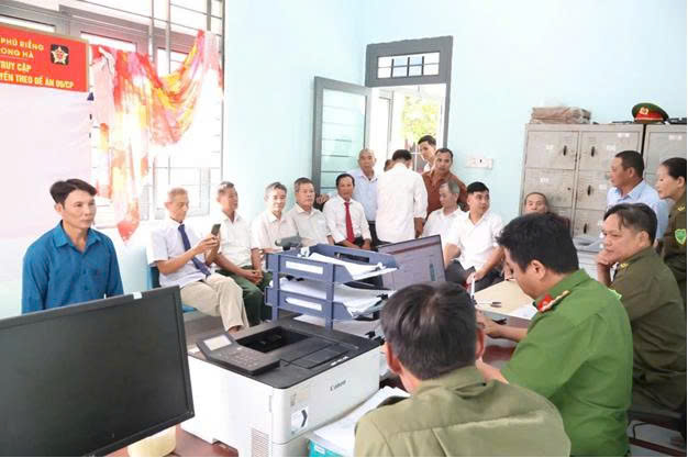 Đảng viên tham gia đổi thẻ đảng viên tại trụ sở UBND xã