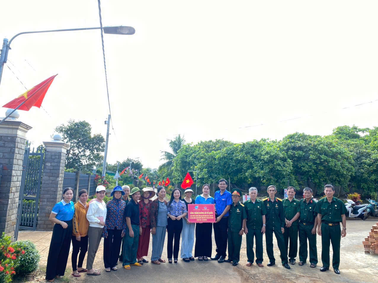 Hội LHPN xã Long Hà trao tặng công trình “Đường cờ Tổ Quốc” kiểu mẫu tại thôn 4 