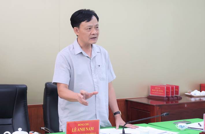 Bí thư Đảng ủy, Chủ tịch HĐND xã Lê Anh Nam quán triệt tại buổi làm việc