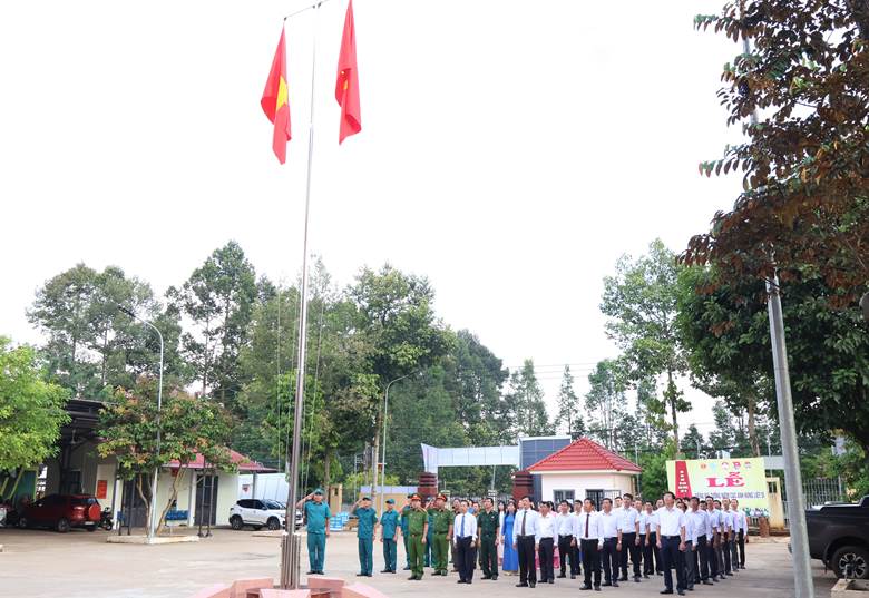 xã Long Hà duy trì chào cờ đầu tháng 11