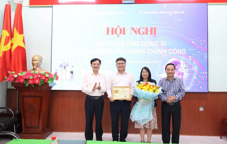 PGS.TS Phạm Văn Song cùng đội ngũ giảng viên truyền đạt các kiến thức về trí tuệ nhân tạo AI cho cán bộ, công chức, viên chức, người lao động xã Long Hà