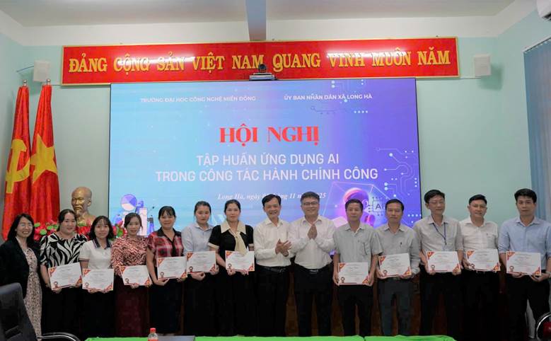 các học viên được trao giấy chứng nhận hoàn thành Chương trình học ứng dụng AI