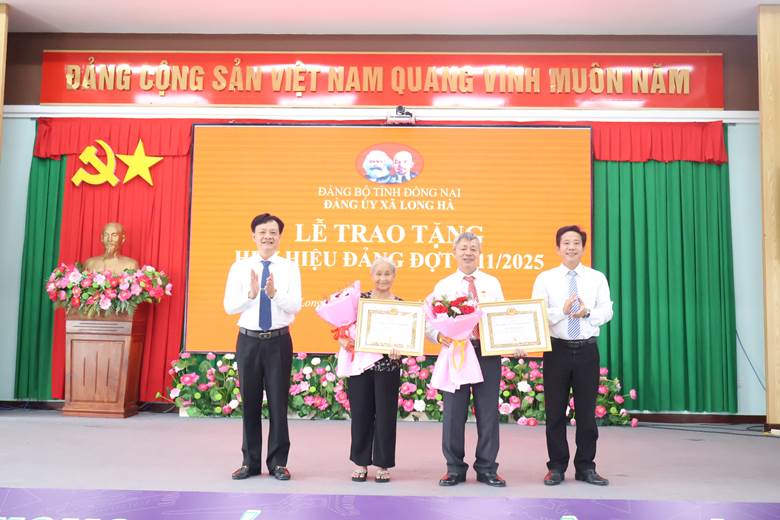 Lãnh đạo Đảng ủy xã Long Hà trao huy hiệu 50 năm tuổi Đảng cho Đảng viên