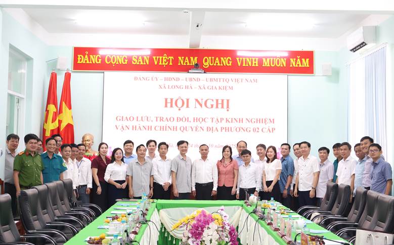 2 xã Long Hà và Gia Kiệm chụp hình lưu niệm