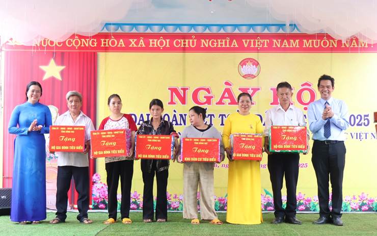 Lãnh đạo tỉnh tặng quà chúc mừng khu dân cư và các gia đình tiêu biểu