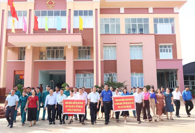 Ngay sau Lễ phát động, các đại biểu tham dự đã cùng nhau diễu hành tuyên truyền.