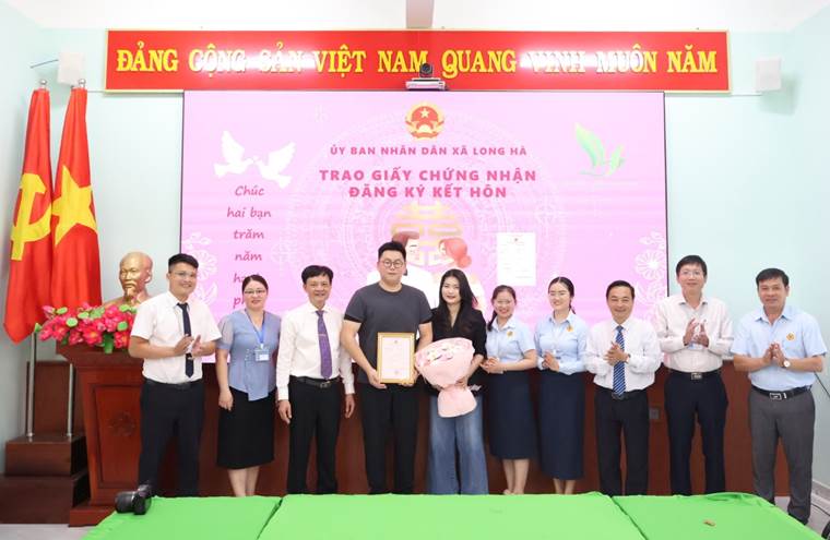 UBND xã Long Hà đã tổ chức Lễ trao giấy chứng nhận kết hôn có yếu tố nước ngoài cho công dân
