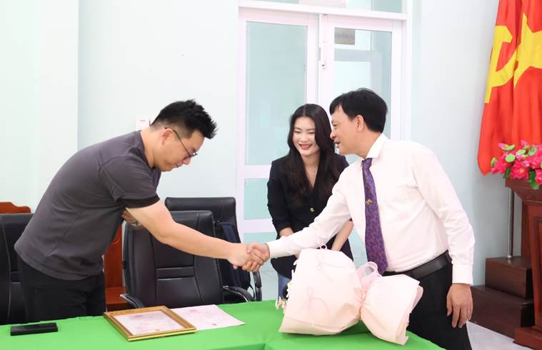 Bí thư Đảng ủy, Chủ tịch HĐND xã Lê Anh Nam chúc mừng công dân.