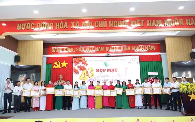 Xã Long Hà có 19 cá nhân có thành tích tốt năm học 2024-2025 được tặng Bằng khen.