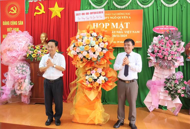 Lãnh đạo xã Long Hà tặng hoa chúc mừng Trường THPT Ngô Quyền A