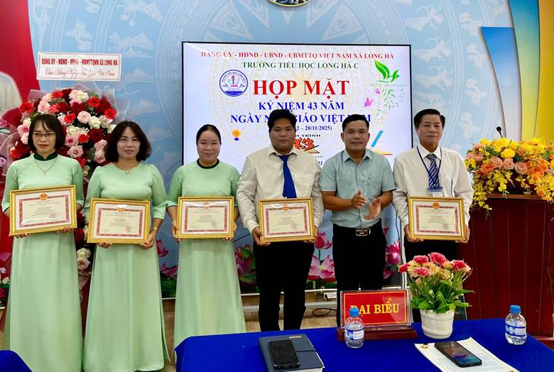 Các cá nhân có thành tích xuất sắc được tuyên dương, khen thưởng