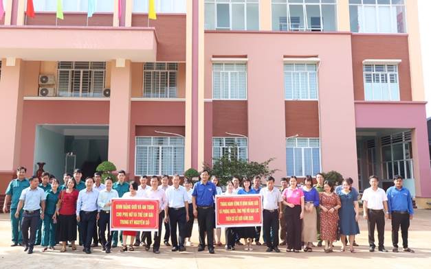 Xã Long Hà diễu anh tuyên truyền tháng hành động vì bình đẳng giới