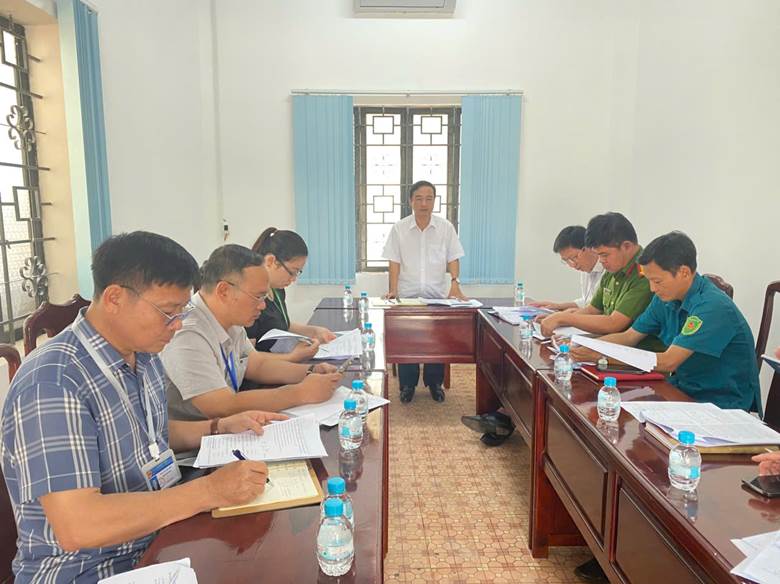 Phó bí thư, Chủ tịch UBND xã Phạm Hồng Công phát biểu quán triệt cuộc họp