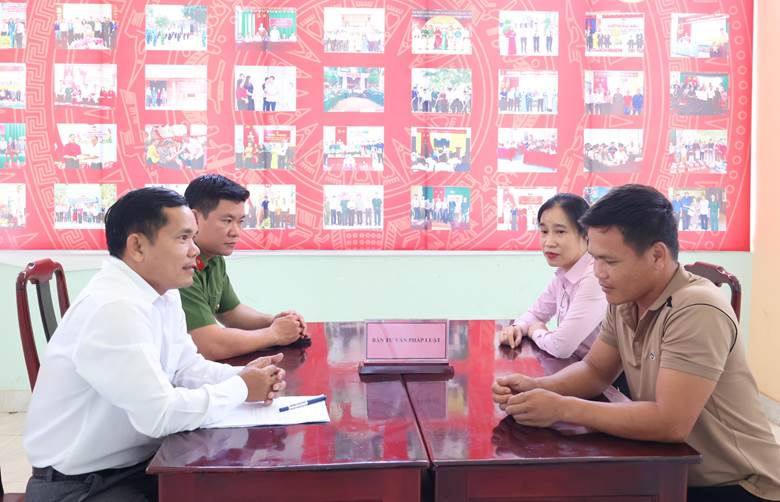 Lãnh đạo Đảng ủy, chính quyền địa phương cùng các ngành chức năng đã tư vấn pháp luật, lắng nghe tâm tư, nguyện vọng của người chấp hành xong án phạt tù.