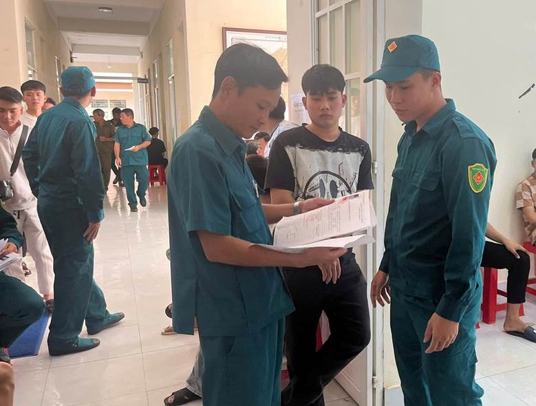 Thanh niên xã Long Hà tham gia khám sơ tuyển sức khỏe