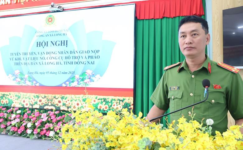 Công an xã Long Hà tuyên truyền vận động nhân dân giáo nộp vũ khí, vật liệu nổ, công cụ hỗ trợ và pháo.