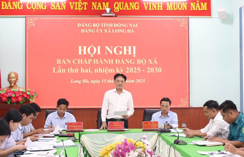 Bí thư Đảng ủy, Chủ tịch HĐND xã Lê Anh Nam phát biểu tại Hội nghị.