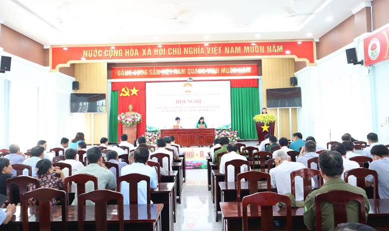 Đại biểu Quốc hội tiếp xúc cử tri xã Long Hà.