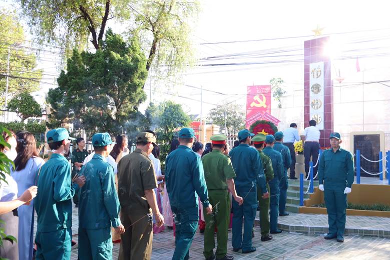 Xã Long Hà dâng hương tượng niệm các anh hùng liệt sĩ nhân ngày 22-12