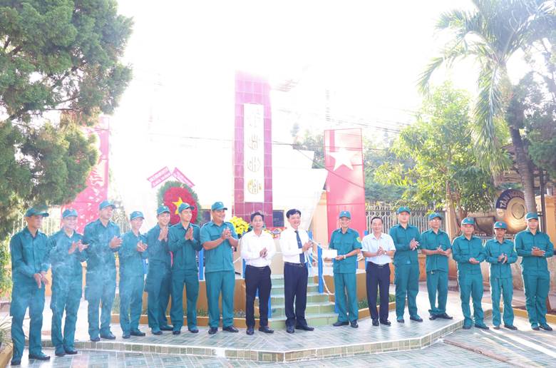 Lãnh đạo xã Long Hà động viên lực lượng dân quân đã có nhiều cố gắng trong đợt kiểm tra, bắn đạn thật.