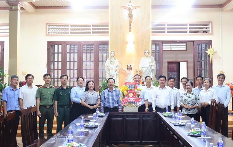Đoàn công tác xã Long Hà chúc mừng Giáng sinh giáo xứ Long Hà