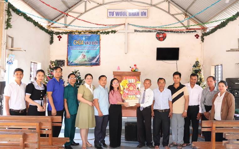 Đoàn công tác xã Long Hà chúc mừng giáng sinh Chi hội Tin lành Phu Mang 1.