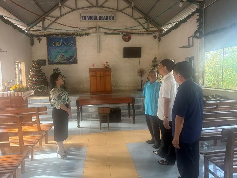 Đoàn công tác xã Long Hà chúc mừng giáng sinh chi hội tin lành Phu Mang 1.