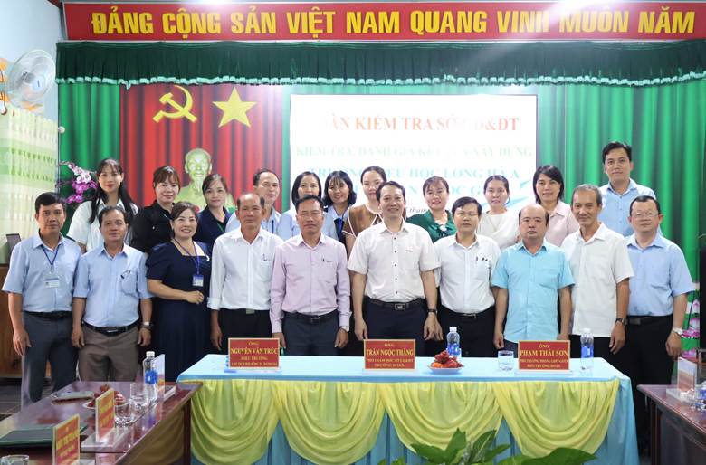 Đoàn đánh giá chụp hình lưu niệm cùng trường Tiểu học Long Hà A