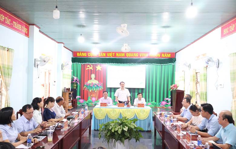 Ông Trần Ngọc Thắng, Phó Giám đốc Sở giáo dục phát biểu tại buổi làm việc