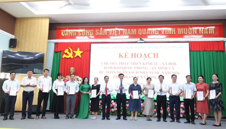 Lãnh đạo xã Long hà trao quyết định giao chỉ tiêu thực hiện nhiệm vụ năm 2026 cho các đơn vị.