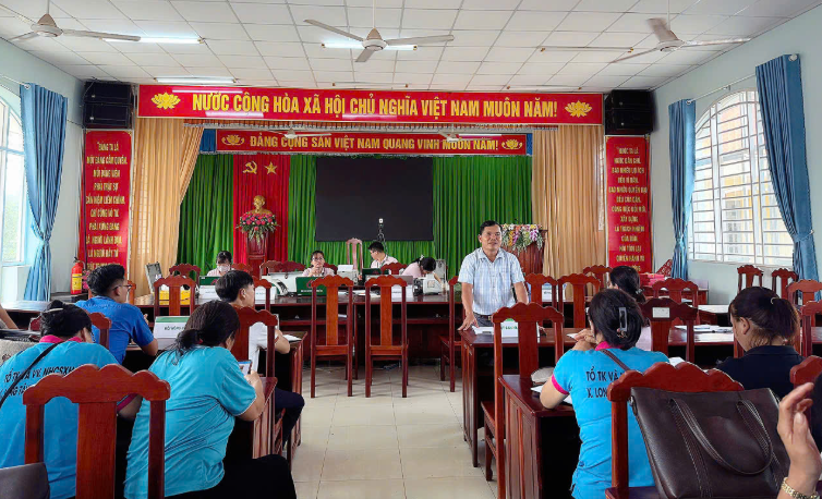 Phiên họp giao ban với  Ngân hàng CSXH để triển khai tín dụng chính sách trên địa bàn xã Long Hà