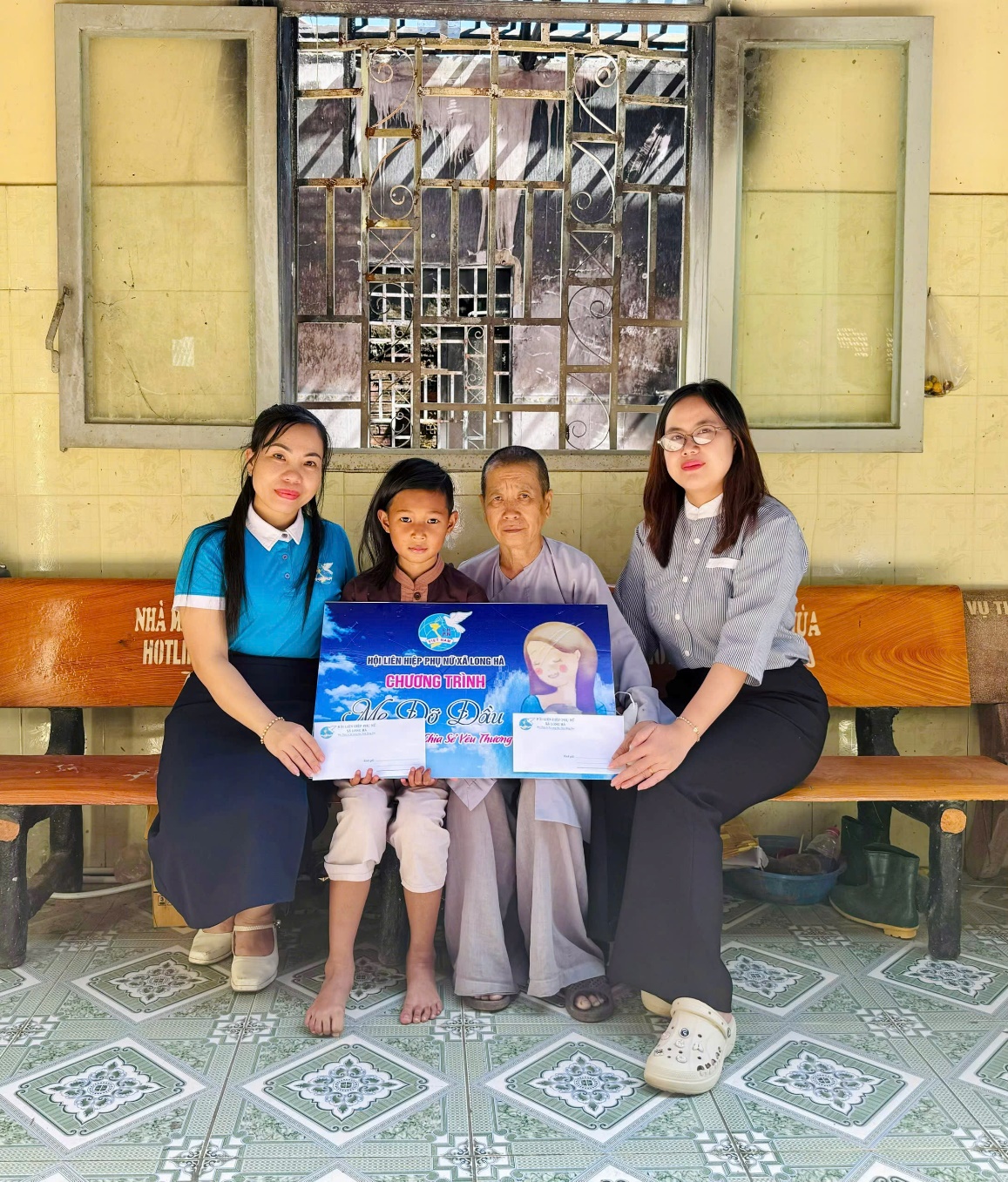 Hội LHPN xã trao tiền đỡ đầu 06 tháng cuối năm cho 09 trẻ mồ côi