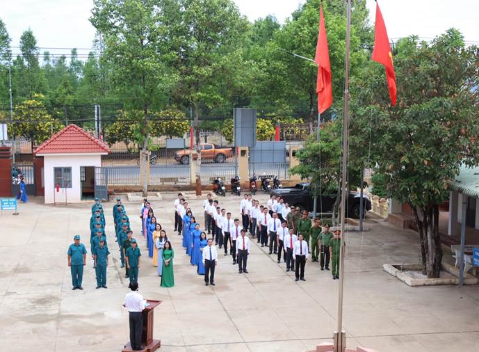 Cán bộ, công chức, viên chức, người lao động xã Long Hà chào cờ đầu năm 2026