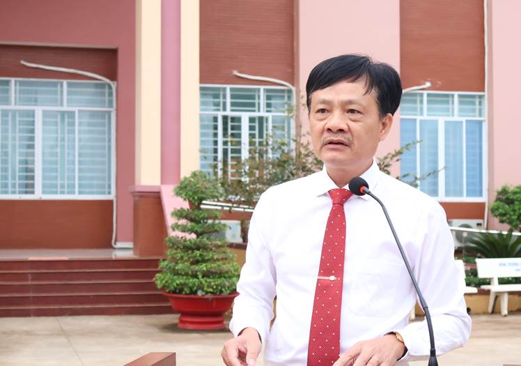 Bí thư Đảng ủy, Chủ tịch HĐND xã Long Hà Lê Anh Nam phát biểu tại Lễ chào cờ