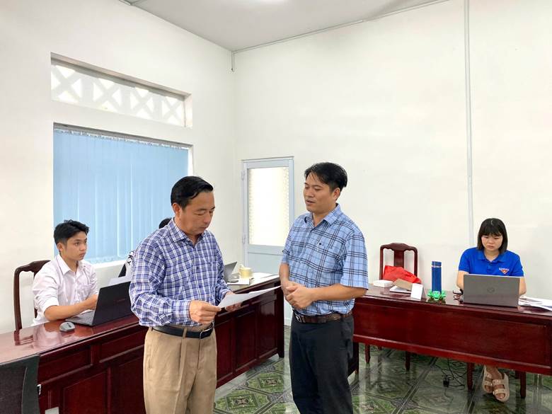 Phó Bí thư, Chủ tịch UBND xã Phạm Hồng Công thăm Trung tâm Dịch vụ Tổng hợp