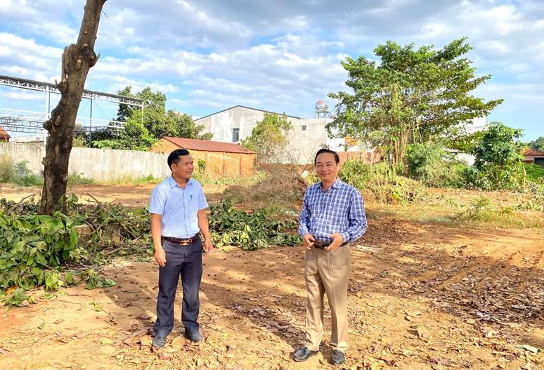 Lãnh đạo xã Long Hà kiểm tra tiến độ khu Trung tâm văn hóa.