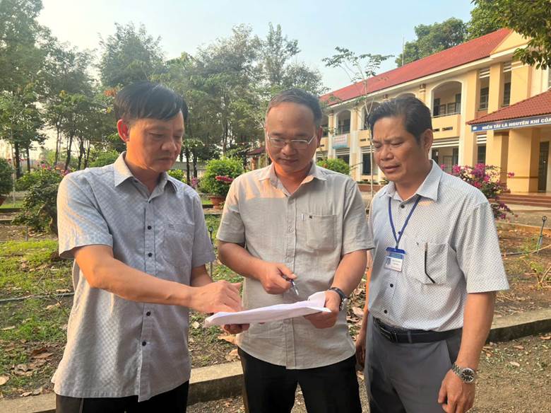 Lãnh đạo xã Long Hà khảo sát các hạng mục đầu tư cơ sở vật chất văn hóa, giáo dục.