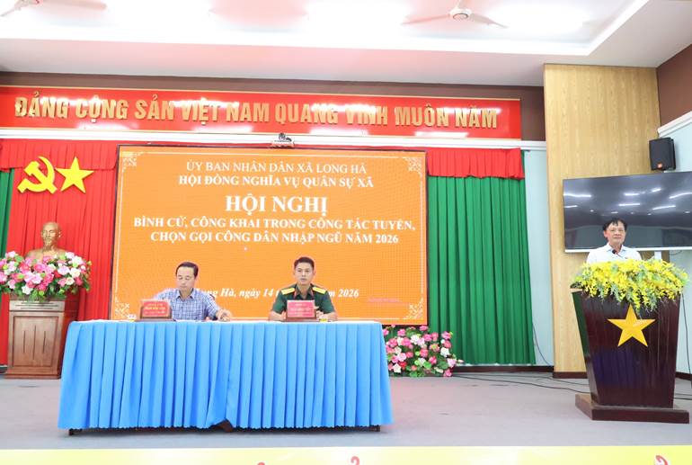 Bí thư Đảng ủy, Chủ tịch HĐND xã Long Hà Lê Anh Nam quán triệt tại Hội nghị.